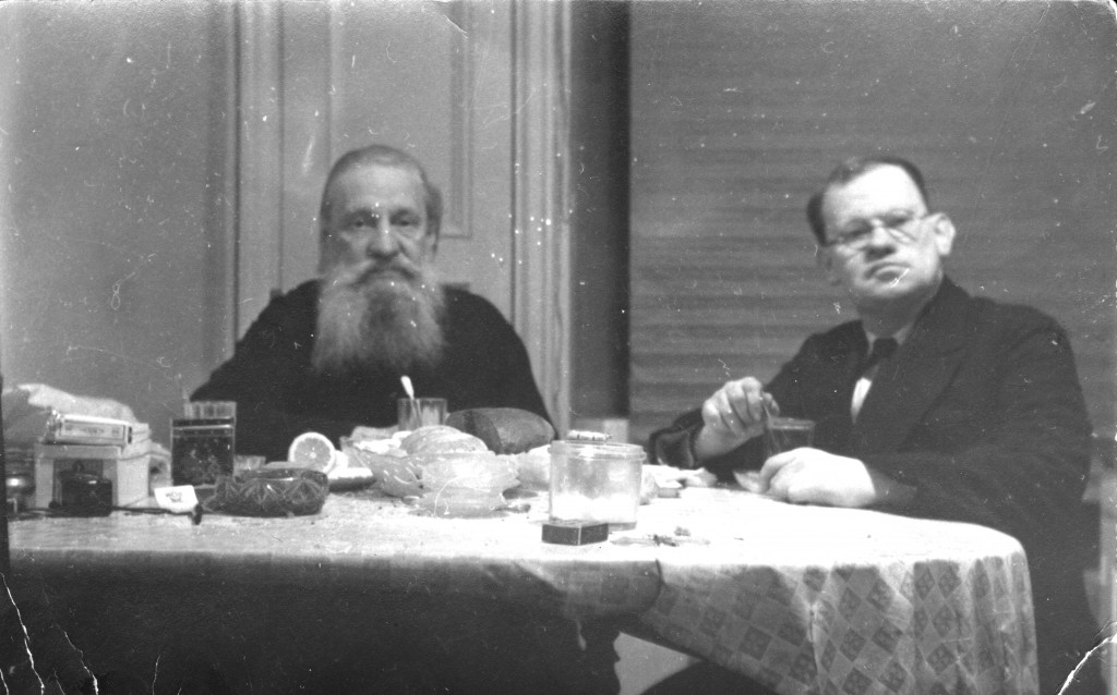 Протоиерей Николай Щукин с сыном Николаем Николаевичем, бессменным сторожем и понамарем.