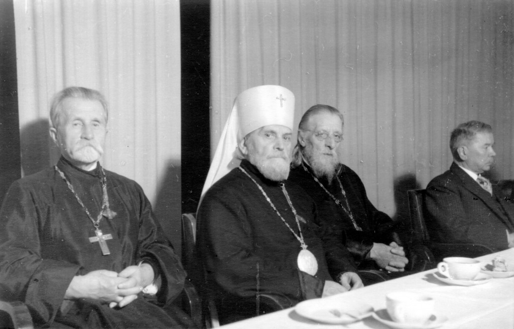 År 1945 Metropolit Grigory,prosten Grigory Svetlovskiy, och prosten Viktor Krohin.