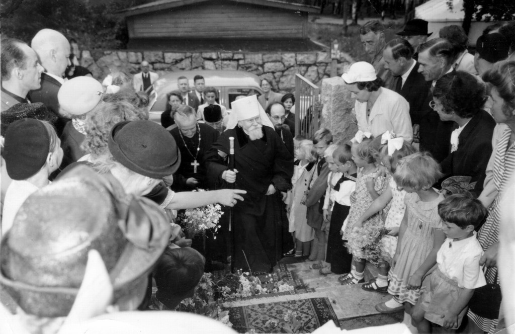 Mitropolit Nikolai Jarushevitch framför kyrkans huvudingång.