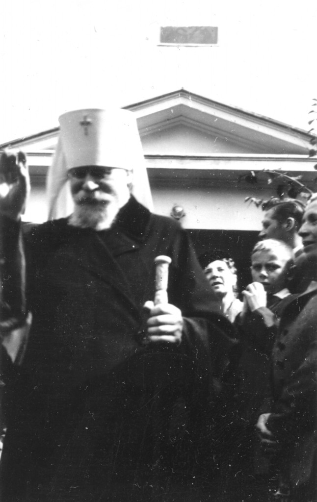 Mitropolit Nikolai Jarushevich framför kyrkans  huvudingång.
