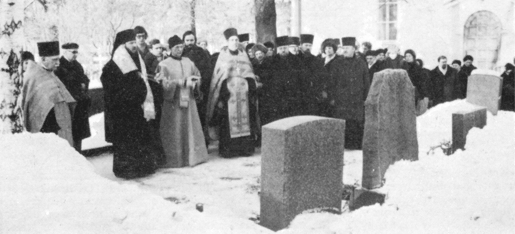 Viborgs ärkebiskop Kirill(numera Hans Helighet  patriark Kirill)  förrättar en panihida (minnesgudstjänst) på församlingens gravgård.