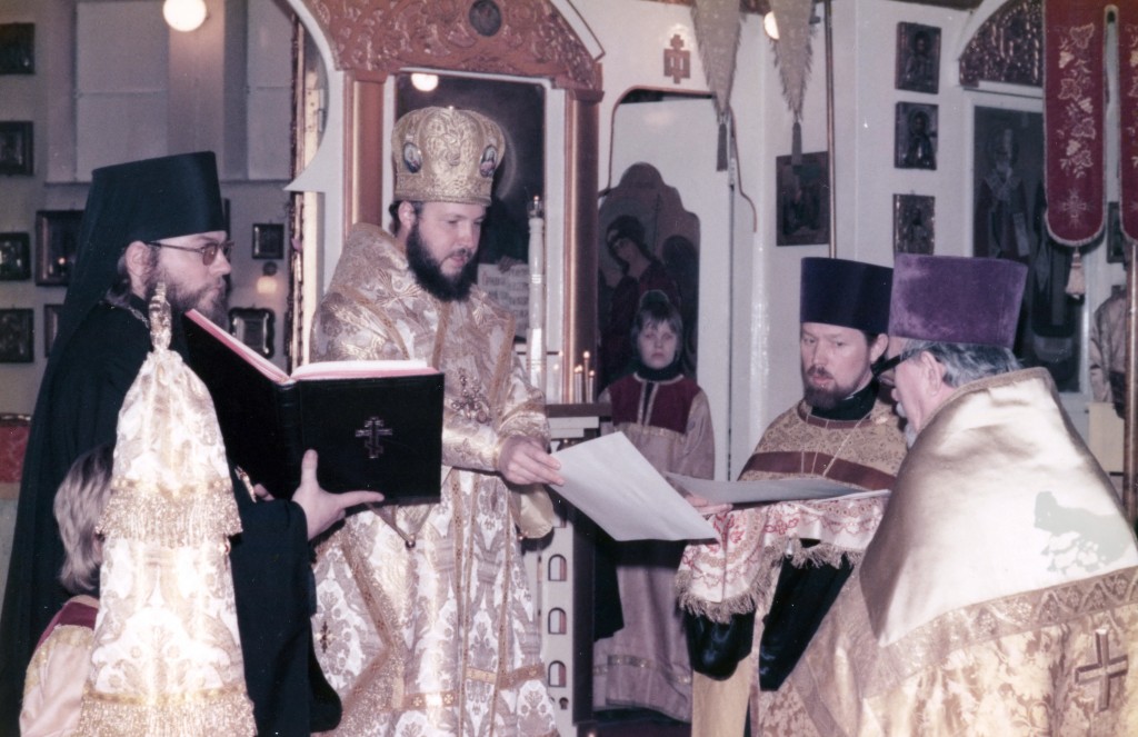 Vibors ärkebiskop Kirill(Numera Hans Helighet patriark Kirill) överlämnar belöningsgåvor åt församlingens tjänare. Från vänster igumen Longin (Numera ärkebiskop i Klin) till höger prosten Pavel Krasnotsvetov.