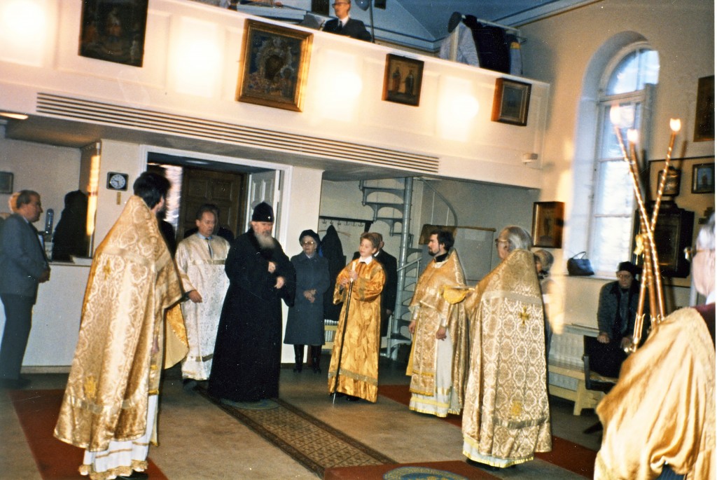 Den 21 november 1989 Leningrads och Novgorods metropolit (Hans Helighet patriark Alexey) i St.Nikolauskyrkan  i början av liturgin.