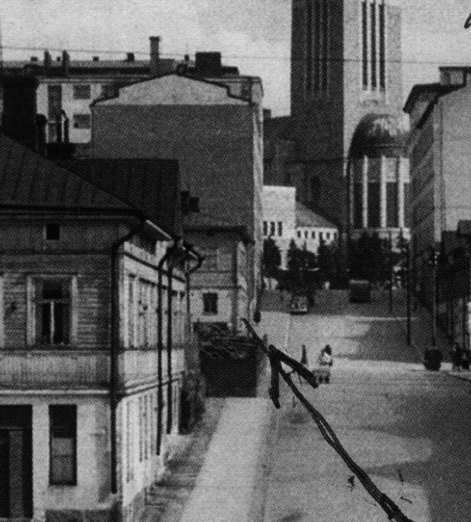 Stockhuset  vid Tredje Linjen 18 i Berghäll där kyrkan var verksam  åren 1928-1938  (Se pilen).