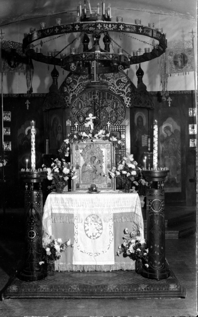 Den vid Tredje Linjen fungerande  kyrkans interiör I mitten en ikon föreställande. Konevits Gudsmoder som ställdes fram för att hedras av församlingen.